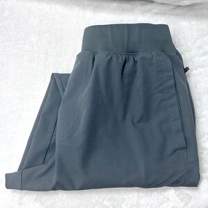Under Armour Mens Activewear pants in gray size medium